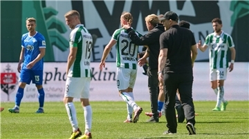 Münsters Trainer Sascha Hildmann geht nach dem Spiel über den Rasen.