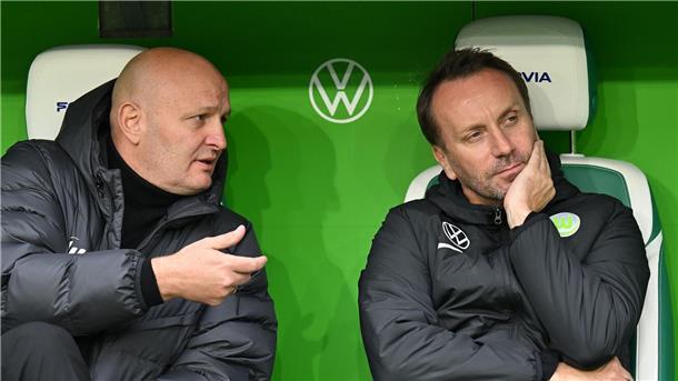HSV gegen Wolfsburg: Stimmungshoch gegen Stimmungstief Müssen sich Fragen gefallen lassen: Wolfsburgs Geschäftsführer Peter Christiansen (l) und Sportdirektor Sebastian Schindzielorz. (Archivbild)