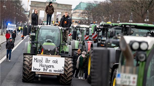 „Müsst ihr erst Hungern bevor ihr es versteht“: Die Pläne der Bundesregierung, den Agrardiesel und die Kfz-Steuerbefreiung für die Land- und Forstwirtschaft zu streichen, hat zahlreiche Bauern auf Straße getrieben.
