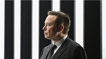 Multimilliardär Elon Musk bei der Eröffnung seiner Tesla-Fabrik in Grünheide.