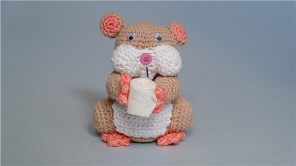Museen in Niedersachsen halten mit Corona-Objekten die Krisenzeit fest. Darunter auch ein gehäckelter Hamster oder eine Klopapier-Torte.
