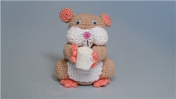 Museen in Niedersachsen halten mit Corona-Objekten die Krisenzeit fest. Darunter auch ein gehäckelter Hamster oder eine Klopapier-Torte.