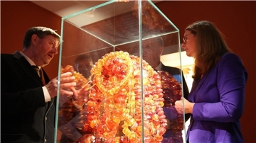 Museumsleiter Axel Attula (l-r) und Kulturministerin Bettina Martin betrachten das Exponat „Wasserfall“ oder „Goldener Kettenberg“.
