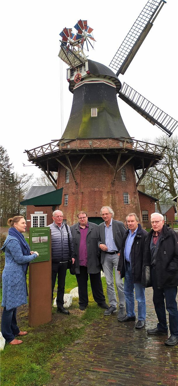 Museumsleiterin Gesche Neumann erklärte (von links) Hans-Rudolf Mengers, Torsten Lange, Dr. Michael Brandt, Stefan Tönjes und Anton Günter Reumann die neue Ausschilderung auf dem Museumsgelände in Moorsee. 