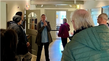 Museumsleiterin Gesche Neumann führt eine Besuchergruppe durch die Räume der Moorseer Mühle.