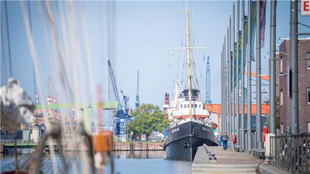 Museumsschiff "Seefalke" im Neuen Hafen vor dem Verholen.