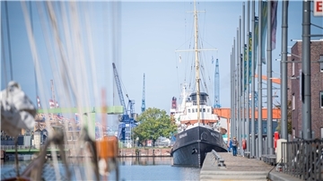Museumsschiff "Seefalke" im Neuen Hafen vor dem Verholen.