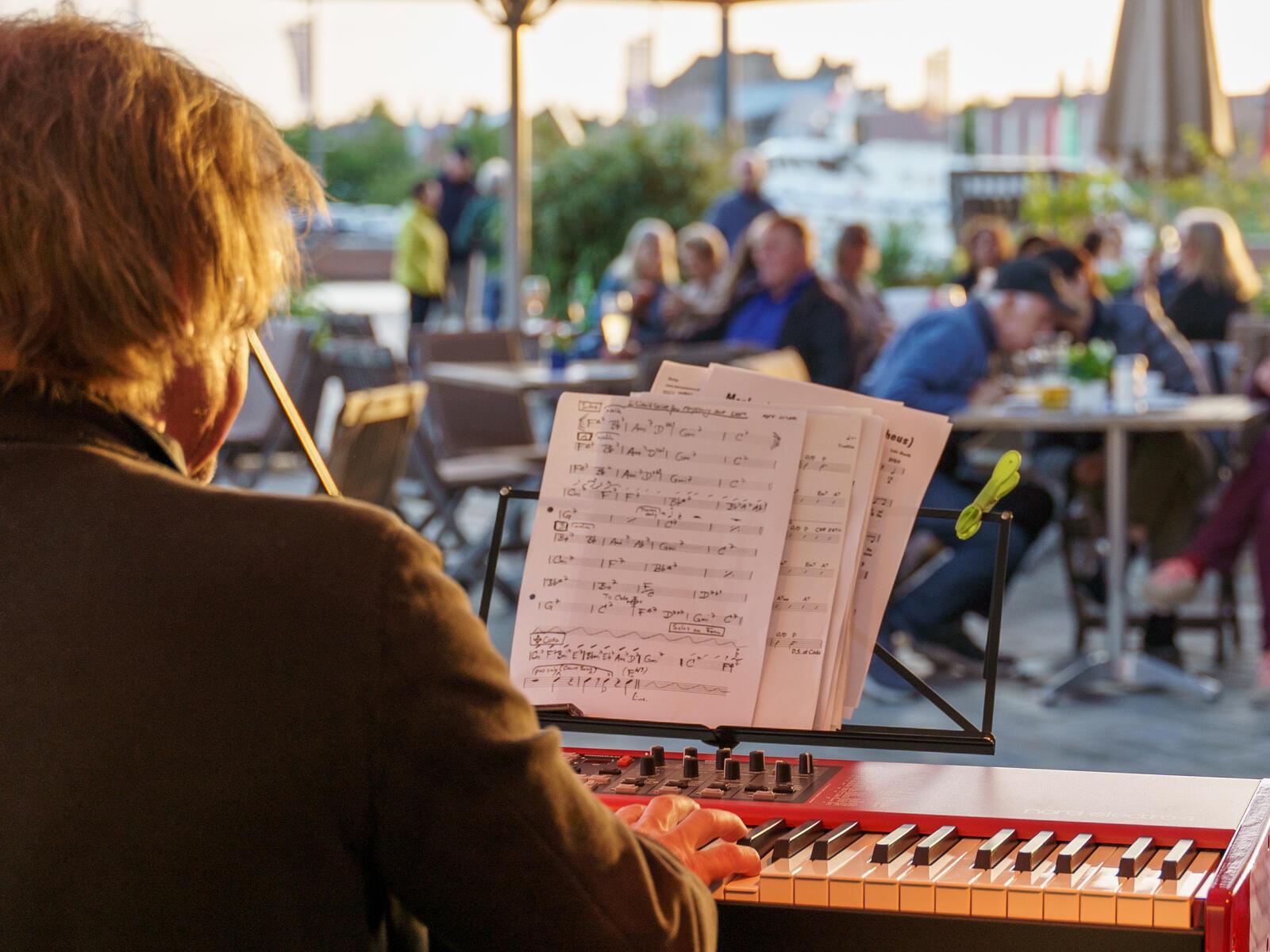 Musik gibt es an allen Ecken