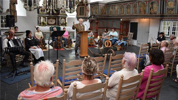 Musik und szenische Erzählungen zur Geschichte prägten die „Nacht der Acht“ in der Langwarder „History-Kirche“.