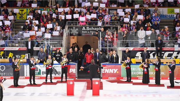 Ganz bitter: Pinguins verlieren drittes Finale in der 98. Minute Musiker des Stadttheaters Bremerhaven spielten vor der Partie die Nationalhymne.