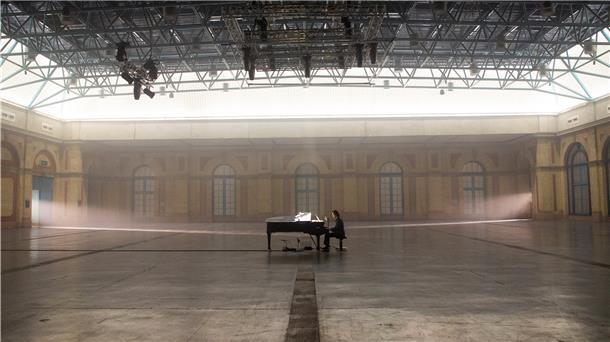 Musiker Nick Cave performt solo am Klavier im Alexandra Palace in einer Szene des Konzertfilms "Idiot Prayer - Alone at Alexandra Palace". Das Event wird am 23.07.2020 online gestreamt.