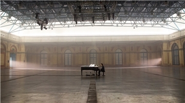 Musiker Nick Cave performt solo am Klavier im Alexandra Palace in einer Szene des Konzertfilms "Idiot Prayer - Alone at Alexandra Palace". Das Event wird am 23.07.2020 online gestreamt.