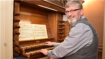 René Clair an der Selsinger Kirchenorgel. Er freut sich über seine neuen Aufgaben und auf einen absoluten Höhepunkt seines musikalischen Lebens am 17. Juni.