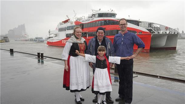Musiker Rolf Zuckowski (hinten M) mit der achtjährigen Emma Jiritschka, Christin Nothdurft und Jan Bayer von der Folkloregruppe „Finkwarder Speeldeel“ .