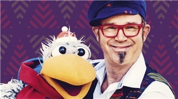 Musiker und Komiker Daniel Kallauch gastiert mit seinem Spaßvogel Willibald in Selsingen, gibt ein Kinder- und Familienkonzert in der Aula der Grundschule.
