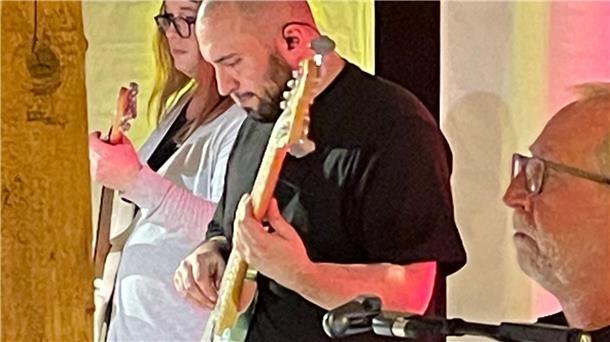 „Stiftungssommer“: Konzert stößt in Ohrel auf große Resonanz Musiker von Water & Wine spielen moderne Kirchenlieder.