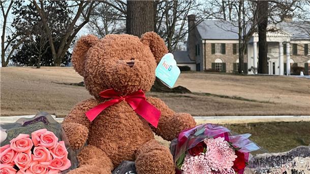 Musikfans haben nach dem Tod der Sängerin Lisa Marie Presley vor dem Anwesen Graceland Blumensträuße und einen Teddy abgelegt. Lisa Marie lebte während ihrer frühen Kindheit in Graceland und kehrte häufig in die Villa zurück.