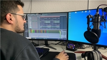 Kiarash Hashemi an seinem Arbeitsplatz in Dragstedt, wie er Musik produziert.