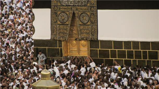 Muslimische Pilger umrunden die Kaaba, das würfelförmige Gebäude der Großen Moschee, während der jährlichen Hadsch-Pilgerfahrt.