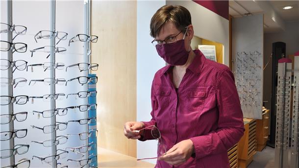 Muss sie am 30. Juni die Preisschildchen von Hunderten Brillen erneuern? Petra Denecke, Inhaberin von Baier Optik und Akustik, setzt lieber auf eine Softwarelösung, wenn zum 1. Juli die Mehrwertsteuer gesenkt wird.