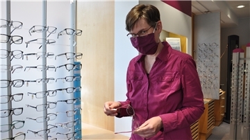Muss sie am 30. Juni die Preisschildchen von Hunderten Brillen erneuern? Petra Denecke, Inhaberin von Baier Optik und Akustik, setzt lieber auf eine Softwarelösung, wenn zum 1. Juli die Mehrwertsteuer gesenkt wird.