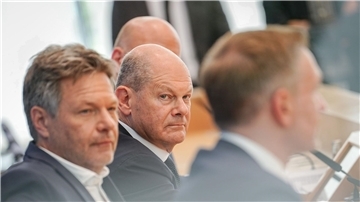 Mussten schon einige Krisen in der Koalition bewältigen: Vize-Kanzler Robert Habeck (l), Kanzler Olaf Scholz (M) und Finanzminister Christian Lindner. (Archivbild)