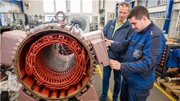 Mustafa Konar macht bei der Firma E+A eine Ausbildung zum Elektroniker für Maschinen- und Anlagentechnik. Geschäftsführer Carsten Gernhoff schaut ihm über die Schulter.