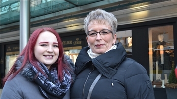 Mutter Miriam Nierderkrome (rechts) und Tochter Shirin Breitkopf haben einen gemeinsamen Höhepunkt: "Die Hochzeit meines Sohns am 24. Mai", sagt die 48-jährige Niederkrome und fügt hinzu: "Wir haben mit über 60 Gästen gefeiert" Tochter Shirin (17) ergänzt: "Mit allem was dazugehört: Wir haben getanzt, gut gesessen, Kirche und Standesamt."