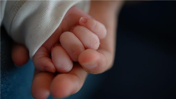 Mutter bringt Kind im Berliner Amt zur Welt Mutter und Kind wurden kurz nach der Geburt in ein Krankenhaus gebracht - beiden geht es gut.