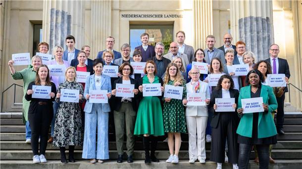 Rot-Grün für mehr Selbstbestimmung bei Schwangerschaften „My body my choice“ steht auf Schildern, die Abgeordnete von Grünen und SPD hochhalten.