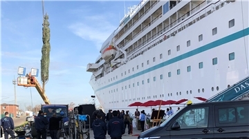 Dreharbeiten für die neue Folge vom "Traumschiff" in Bremerhaven