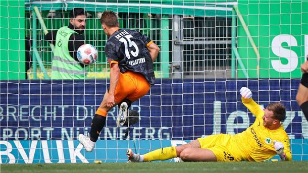 Rot-Rekord nach halber Minute: Kaiserslautern schlägt Fürth Naatan Skyttä erzielte den Führungstreffer für Kaiserslautern.
