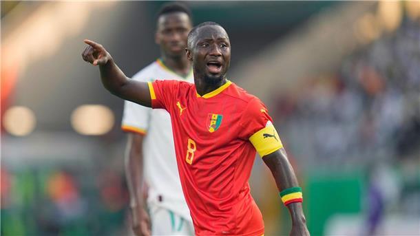 Bericht: Bremer Fußballprofi Keita für Olympia nominiert Naby Deco Keita (r) von Guinea in Aktion.