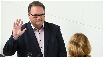 Nach 13 Jahren an der Spitze des Bremer Fußball-Verbandes hat Björn Fecker das Präsidentenamt abgegeben. Der Grund ist der Wechsel des Grünen-Politikers in den Bremer Senat.