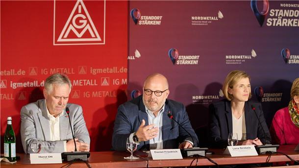 Vorbild für die Politik? - Metaller finden Tarifkompromiss Nach 18 Stunden Verhandlung stellen IG Metall und Arbeitgeber ihren Tarifabschluss vor.