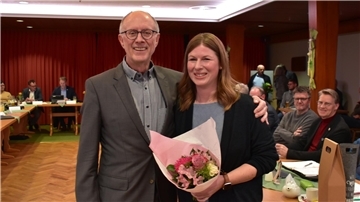 Nach 20 Jahren übergibt Harald Michaelis (SPD) den Ratsvorsitz von Beverstedt an Claudia Suhr (SPD) in der Gaststätte Büttelmann in Wollingstedt.