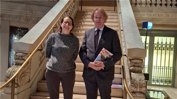 Ein Mann und eine Frau stehen auf einer Treppe