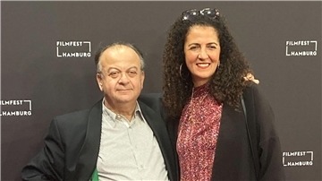 Nach 21 Jahren verlässt Leiter Albert Wiederspiel die Bühne des Festivals. Seine Nachfolgerin ist Malika Rabahallah (r).