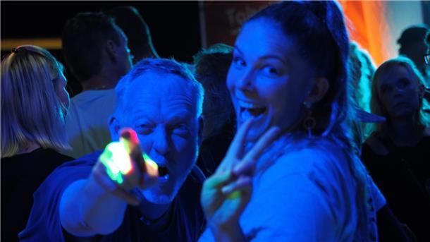 Zwei Menschen posen in die Kamera während der letzten Party auf der Weserfähre