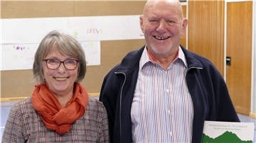 Nach 25 Jahren gab Manfred Röper sein Amt als Wanderwart im TSV Lunestedt an Ingeborg Runge-Spreen ab. Sie hatte ihm ein Fotobuch über die verschiedenen Touren gestaltet.