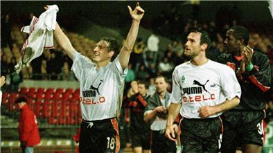 Nach Abpfiff des UEFA-Cup-Rückspiels zwischen dem SV Werder Bremen und dem französischen Club Olympique Lyon im Dezember 1999 laufen die Werder-Spieler Andreas Herzog, Andree Wiedener und Julio Cesar (von links) jubelnd durch das Stadion. Mit einem überraschenden 4:0-Sieg sicherten sich die Bremer den Einzug in die nächste Runde.