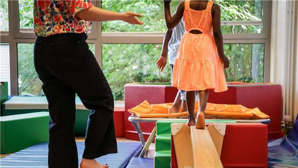 Mehr Kinder und Personalnot: Kitajahr startet mit Problemen Nach Angaben der Bildungsbehörde besuchen immer mehr Kinder in Bremen eine Kita. (Symbolbild)