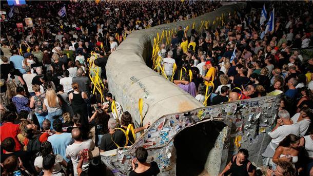 Nach Angaben der Organisation der Angehörigen von Geiseln demonstrierten in Tel Aviv rund 120.000 Menschen für die Freilassung der Entführten und einen Friedensschluss.