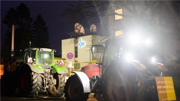 Bauernproteste vor NDR-Funkhaus in Hannover Nach Angaben der Protestanmelder protestieren Landwirte und der Mittelstand vor dem NDR, um stellvertretend alle Medien für die Berichterstattung über ähnliche Demonstrationen zu kritisieren.