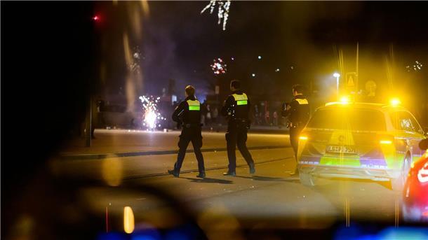 Nach Angaben des niedersächsischen Innenministeriums gab es in der Silvesternacht 1.527 Einsatzlagen. 