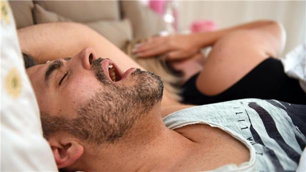 Nach Angaben in sozialen Medien soll Mouth Taping gegen Schnarchen helfen. (Archiv)