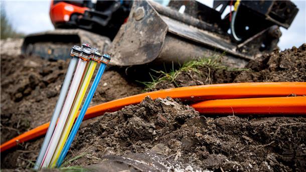 Glasfaserkabel ragen aus dem Boden. In Kürze sollen auch Stollhamm und Fedderwardersiel mit schnellem Internet versorgt werden.