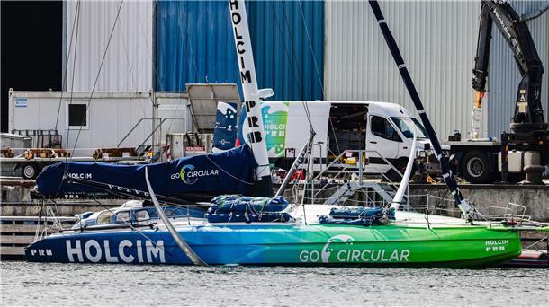 Nach Crash beim Ocean Race: Top-Segler Herrmann mit Verdacht Nach Crash beim Ocean Race: Die beschädigte Rennjacht vom Team „Holcim-PRB“ liegt am Dock einer Kieler Werft.
