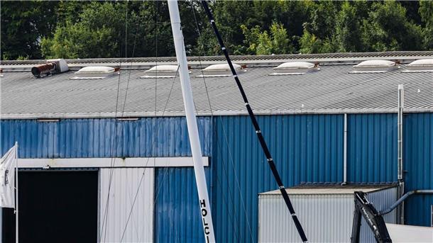 Nach Crash beim Ocean Race: Top-Segler Herrmann mit Verdacht Nach Crash beim Ocean Race: Die beschädigte Rennjacht vom Team „Holcim-PRB“ liegt am Dock einer Kieler Werft.