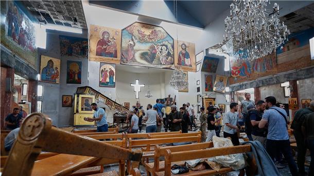 Nach Darstellung des syrischen Innenministeriums drang der Attentäter unter Abgabe von Schüssen in die Kirche im Christenviertel Al-Duwaila ein.